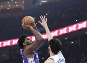 开云体育APP下载-76人险胜雷霆，拉文三分雨点燃全场的简单介绍