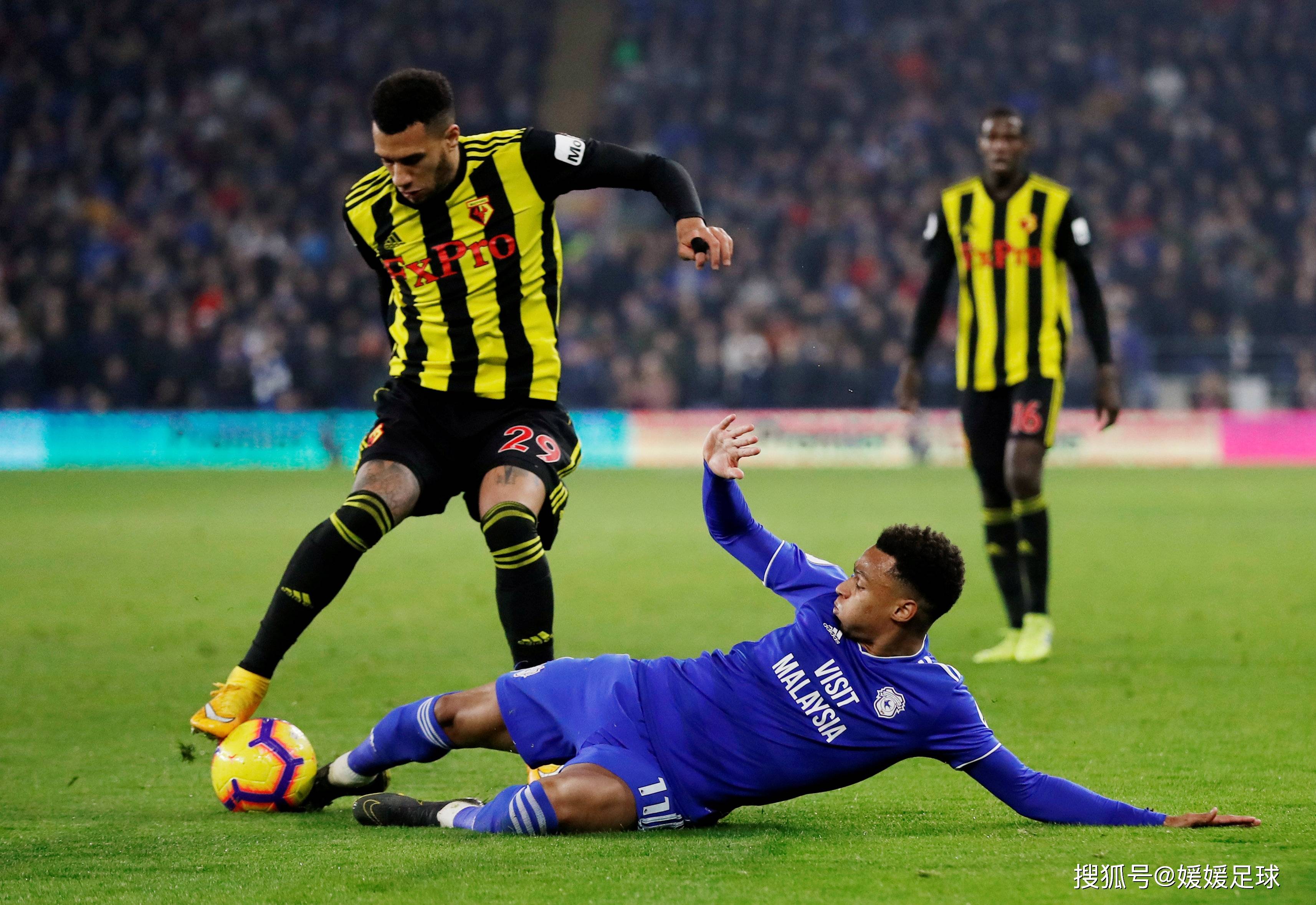 包含莱切斯特城球队完胜，成功晋级的词条