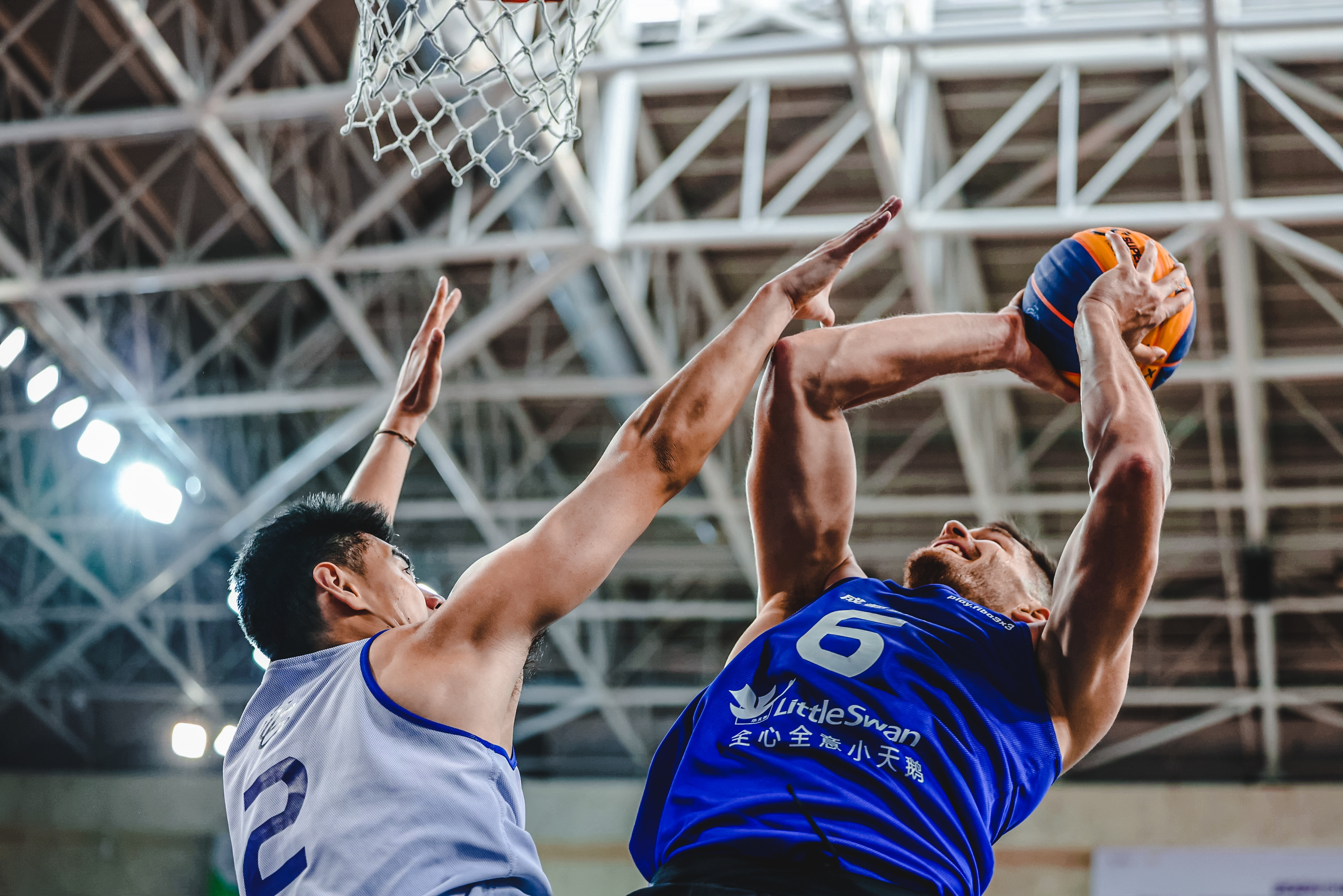 篮球比赛的风采吸引了众多球迷 篮球比赛的风采吸引了众多球迷