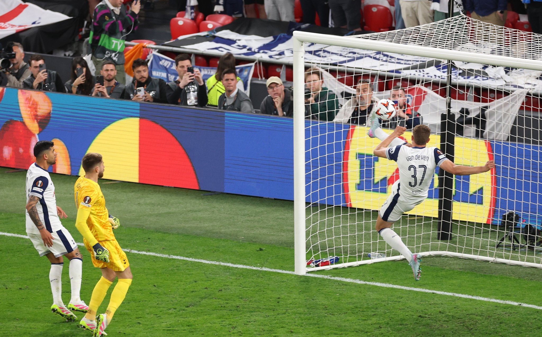 关于曼联后卫进攻突破，球队攻防平衡的信息