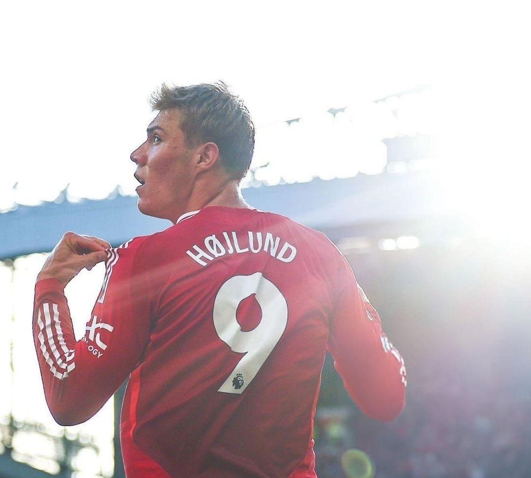 关于曼联后卫进攻突破，球队攻防平衡的信息