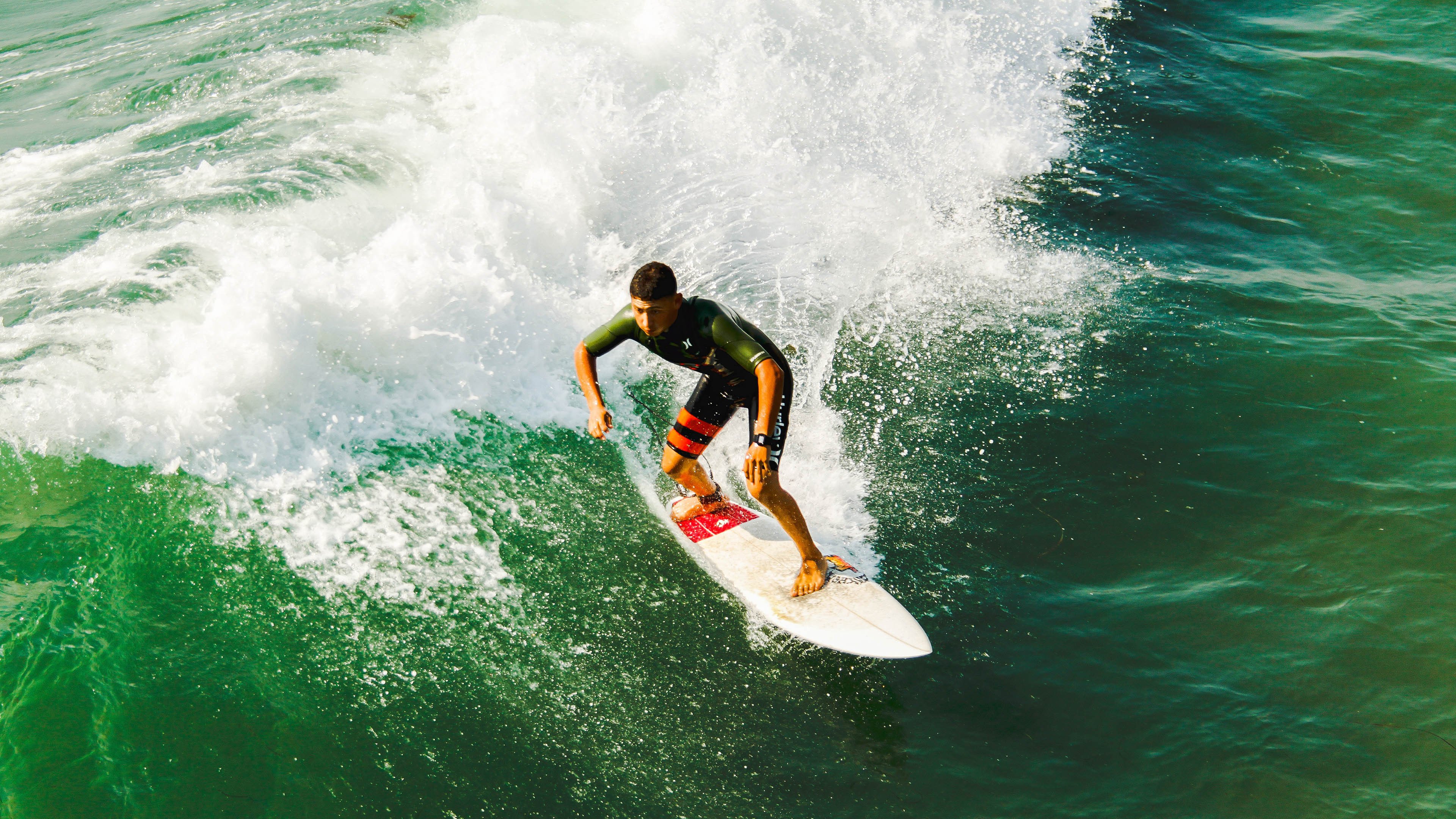 霍勒迪生涯之夜闪耀，掘金强势攻克骑士主场