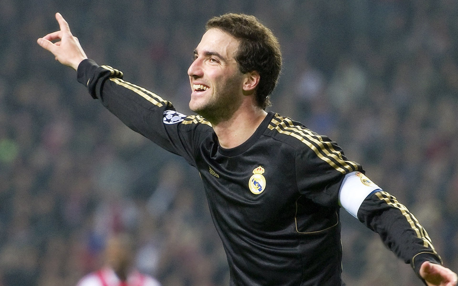 赛道烽烟，塞恩斯点燃赛场，索伯车队险胜红牛二队